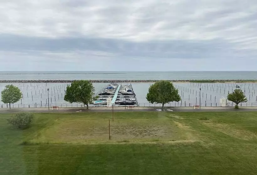 ２ダブルベッドのスタンダードルーム, Clarion Hotel Conference Center On Lake Erie