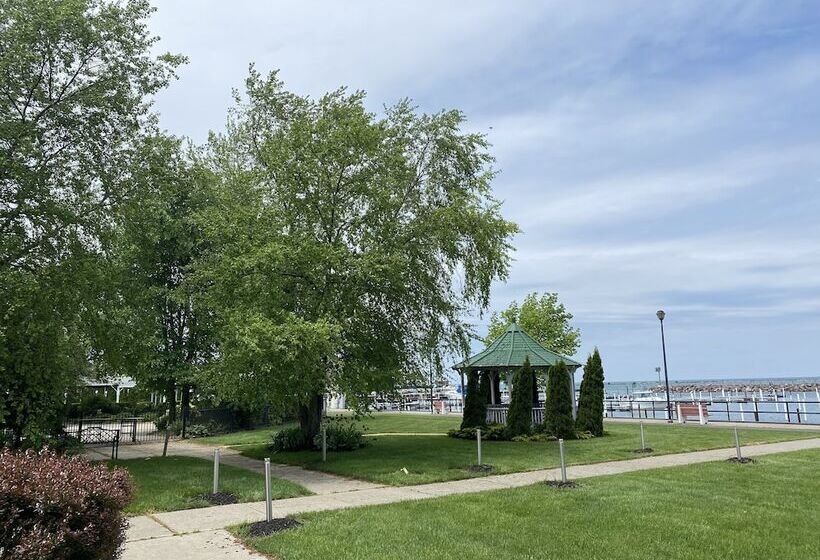 חדר סטנדרט עם מיטת קווין, Clarion Hotel Conference Center On Lake Erie