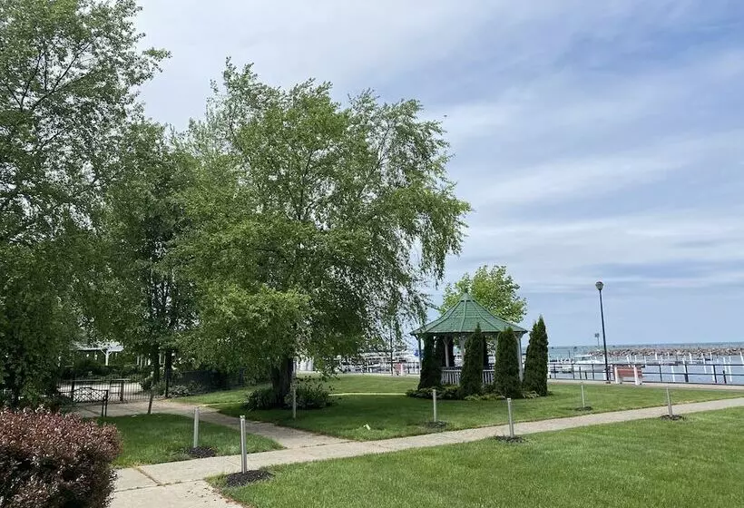 クイーンサイズベッドのスタンダードルーム, Clarion Hotel Conference Center On Lake Erie