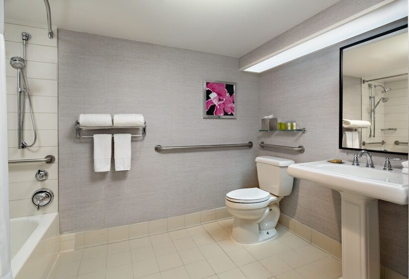 身障者適用ジュニアスイートルーム, Doubletree By Hilton Fairfield Hotel & Suites