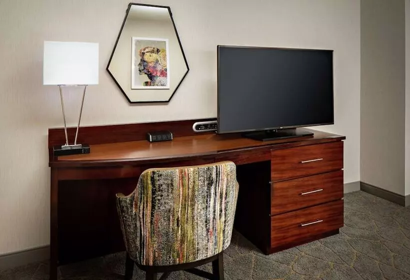 身障者適用ジュニアスイートルーム, Doubletree By Hilton Fairfield Hotel & Suites