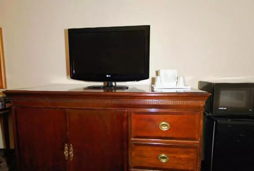 اتاق استاندارد با تخت بزرگ برای معلولان, Quality Inn Airport