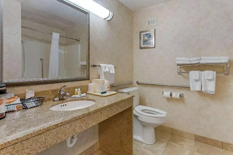 اتاق استاندارد با تخت بزرگ, Quality Inn Harrison North