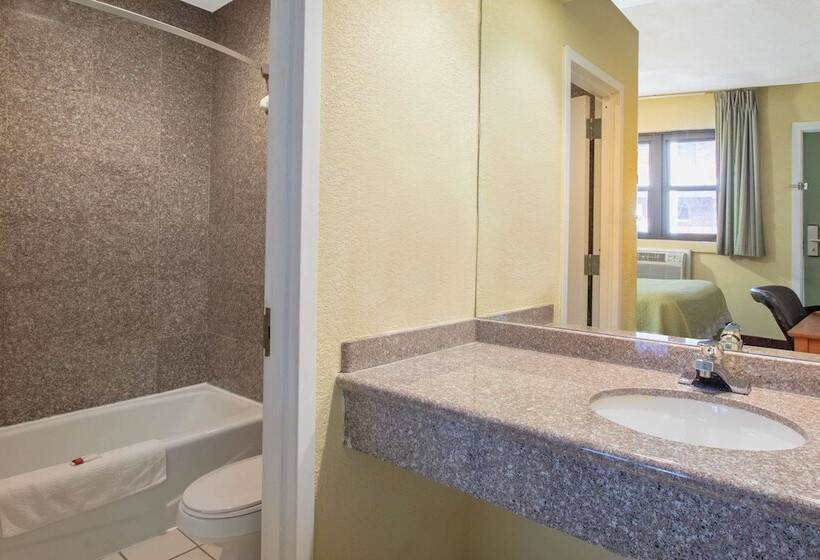 带2个双人床的标准工作室, Days Inn By Wyndham Elmsford