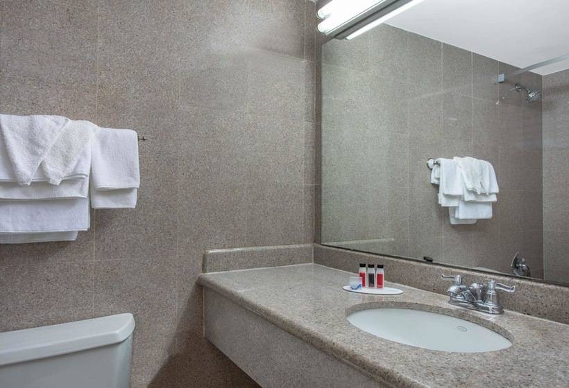 带2个双人床的标准工作室, Days Inn By Wyndham Elmsford