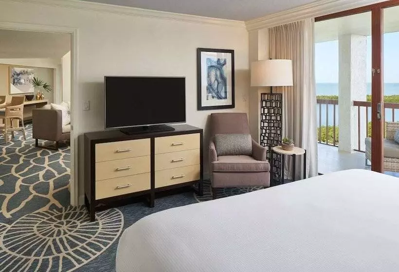 سوئیت با چشم‌انداز, Naples Grande Beach Resort