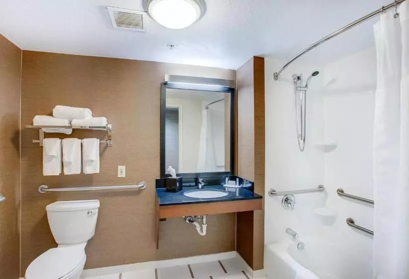 اتاق استاندارد با تخت دو نفره بزرگ برای معلولان, Fairfield Inn Portsmouth Seacoast