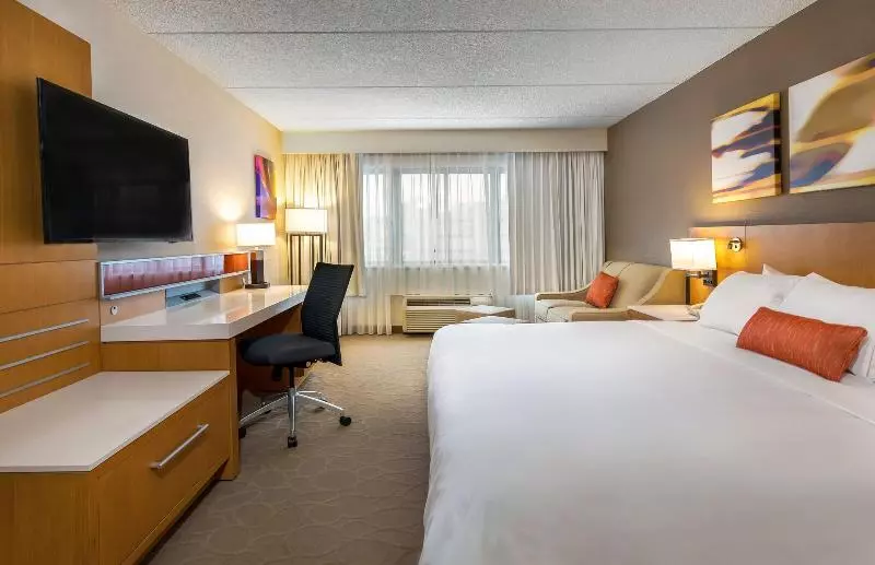 اتاق استاندارد با تخت بزرگ, Delta Hotels By Marriott Utica