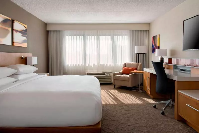 اتاق استاندارد با تخت بزرگ, Delta Hotels By Marriott Utica