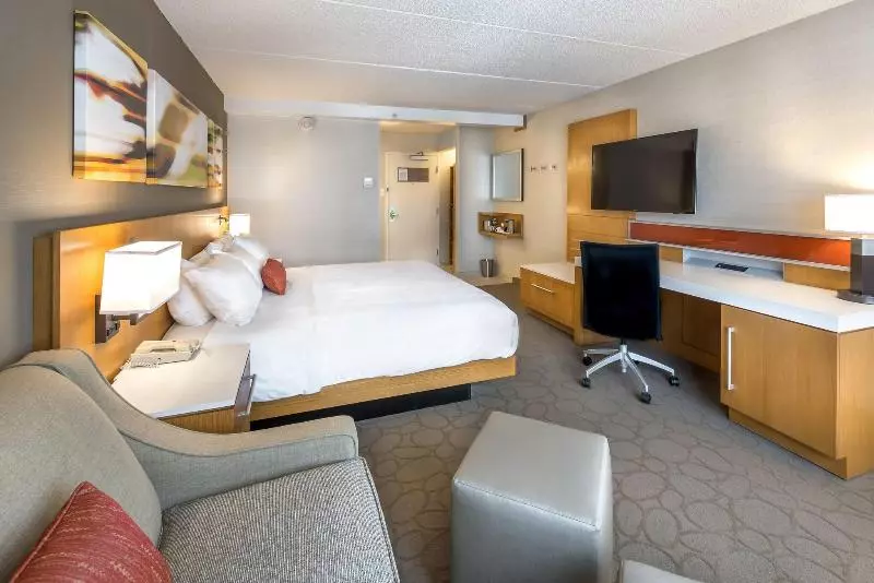اتاق استاندارد با تخت بزرگ, Delta Hotels By Marriott Utica