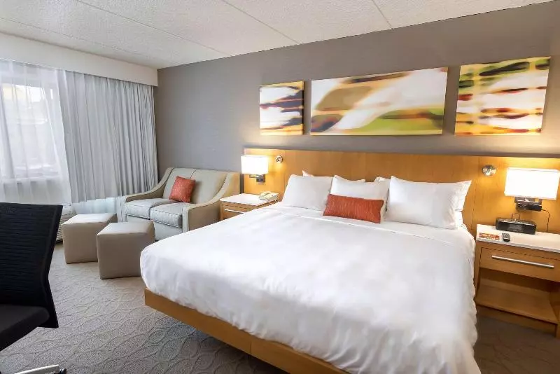 اتاق استاندارد با تخت بزرگ, Delta Hotels By Marriott Utica