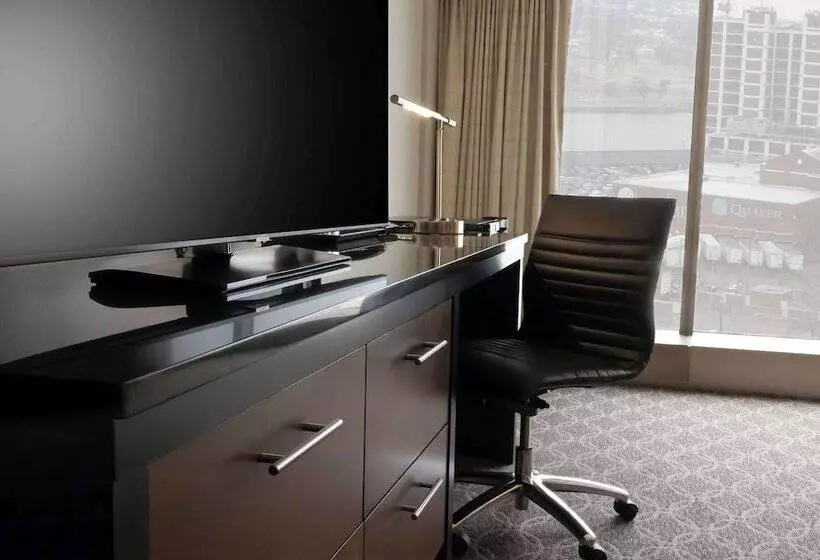 اتاق استاندارد با 2 تخت دوبل, Doubletree By Hilton  Cedar Rapids Convention Complex
