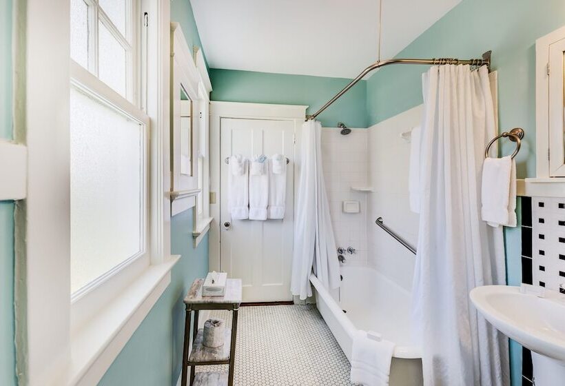 جناح, Lakeside Inn On Lake Dora