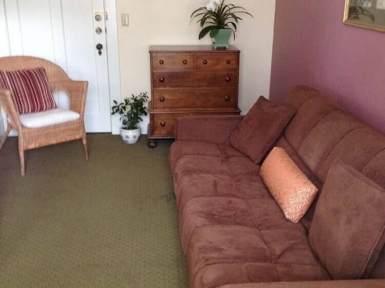 جناح, Lakeside Inn On Lake Dora