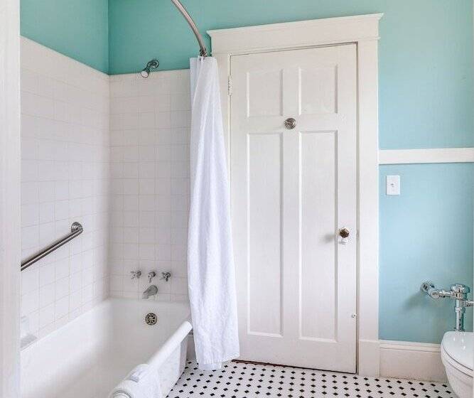 جناح, Lakeside Inn On Lake Dora