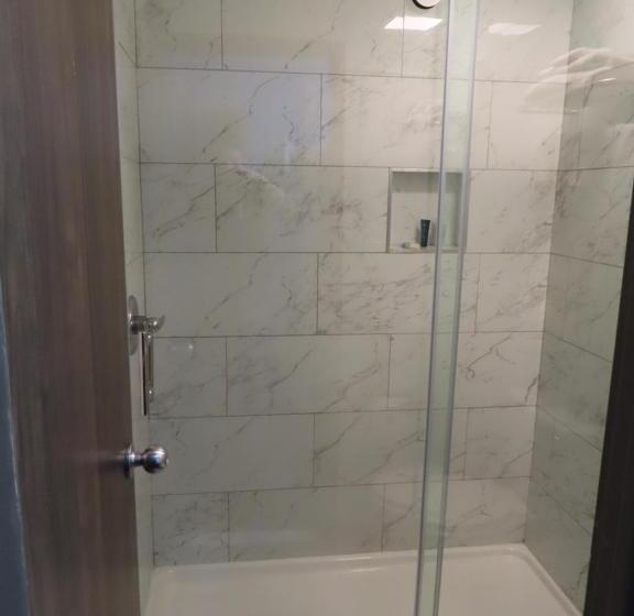 四人标准间, St Charles Hotel Downtown Hudson