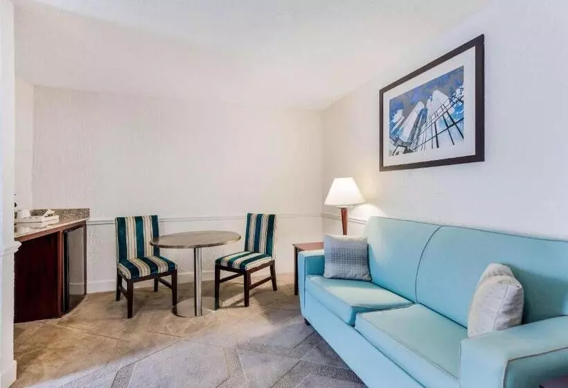 キングサイズベッドのスイートルーム, The Blu Hotel Blue Ash Cincinnati, Ascend Hotel Collection
