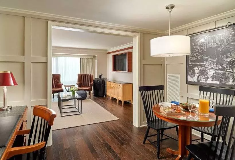 سوییت, The Charles Hotel In Harvard Square