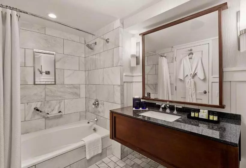 اتاق لوکس با تخت بزرگ, The Charles Hotel In Harvard Square