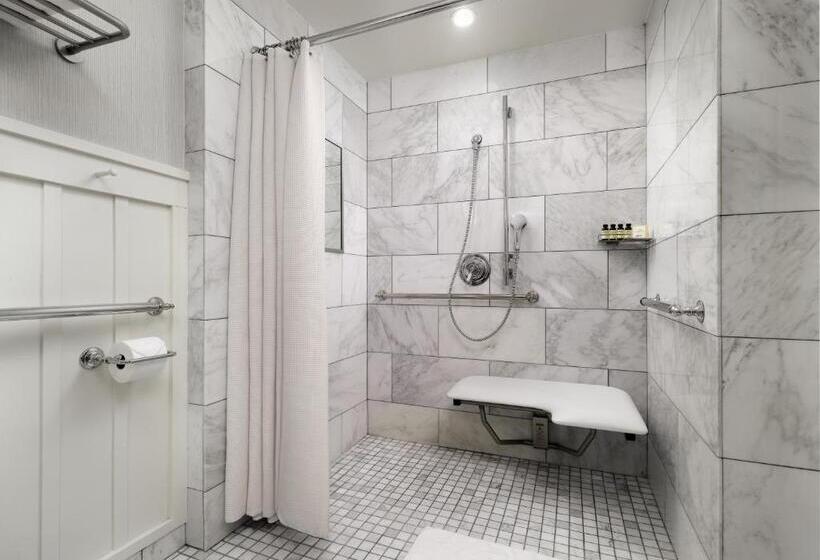 חדר סטנדרט, מיטת קינג, מותאם לאדם עם מוגבלויות, The Charles Hotel In Harvard Square