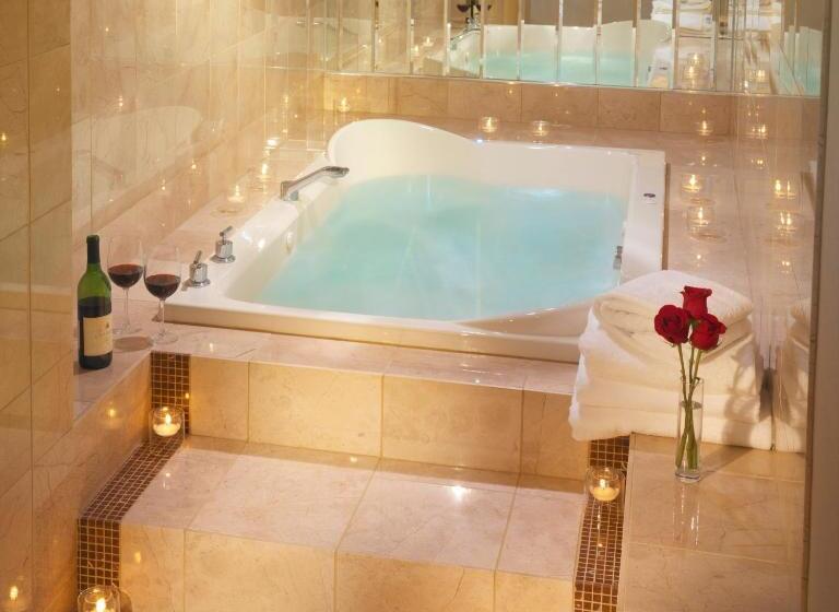 חדק דלוקס עם ג'קוזי, The Madison Concourse