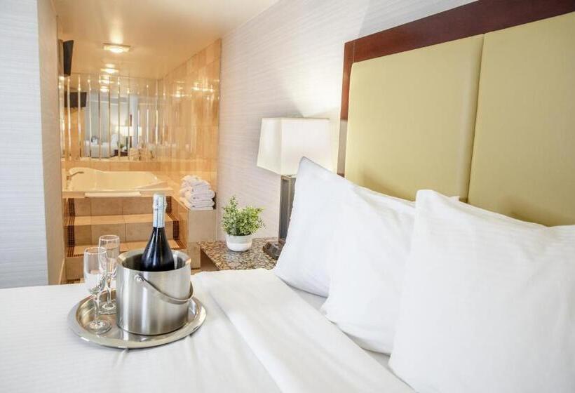 חדק דלוקס עם ג'קוזי, The Madison Concourse