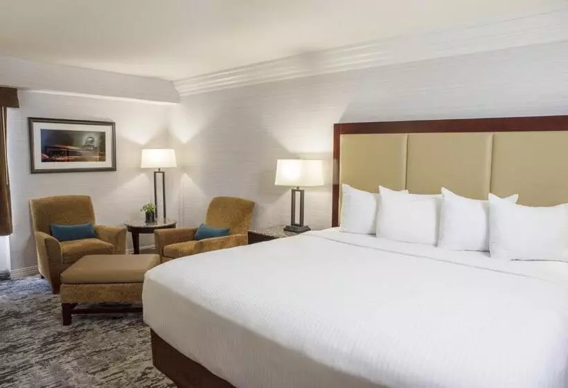 Club Room King Bed, The Madison Concourse