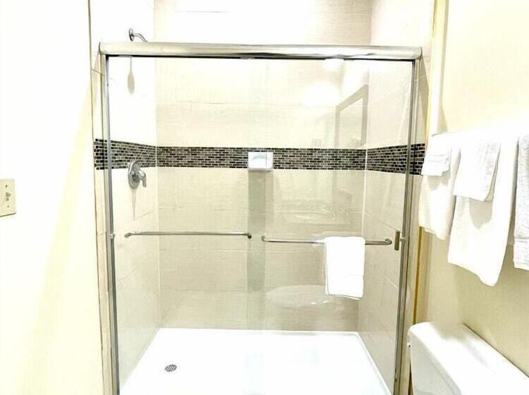 Номер Deluxe, Whitney Inn & Suites