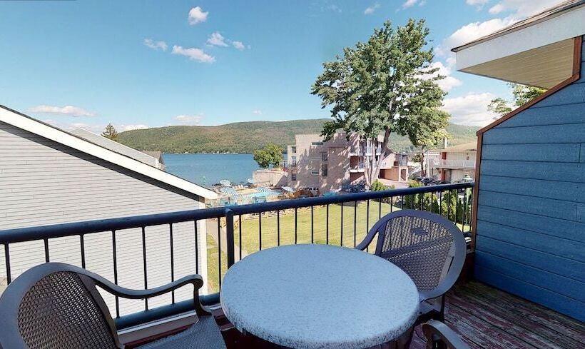 带河湖景观的轻年套房, Surfside On The Lake