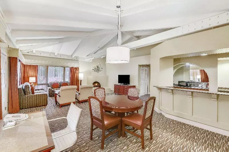 キングサイズベッドのスイートルーム, Hilton Phoenix Tapatio Cliffs Resort