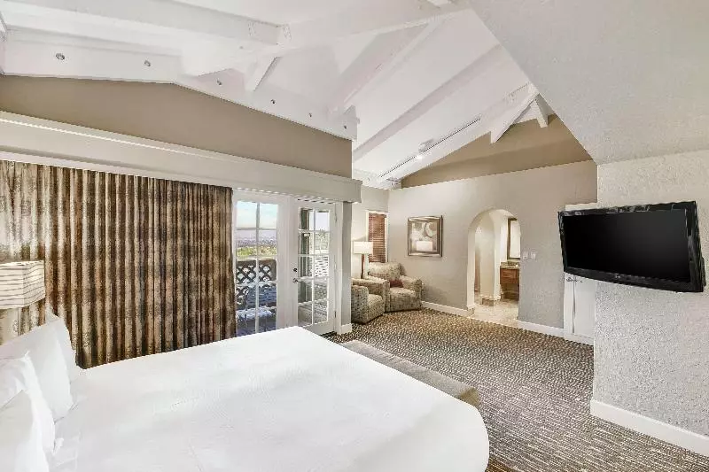 キングサイズベッドのスイートルーム, Hilton Phoenix Tapatio Cliffs Resort