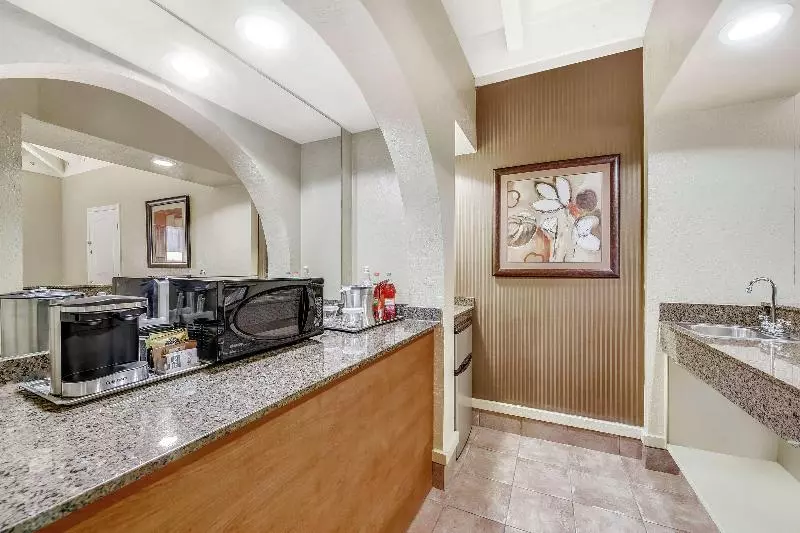 キングサイズベッドのスイートルーム, Hilton Phoenix Tapatio Cliffs Resort