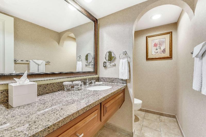 מיטת קינג בסוויטה, Hilton Phoenix Tapatio Cliffs Resort