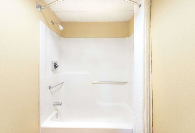 带2个双人床的标准工作室, Days Inn By Wyndham Hagerstown I 70