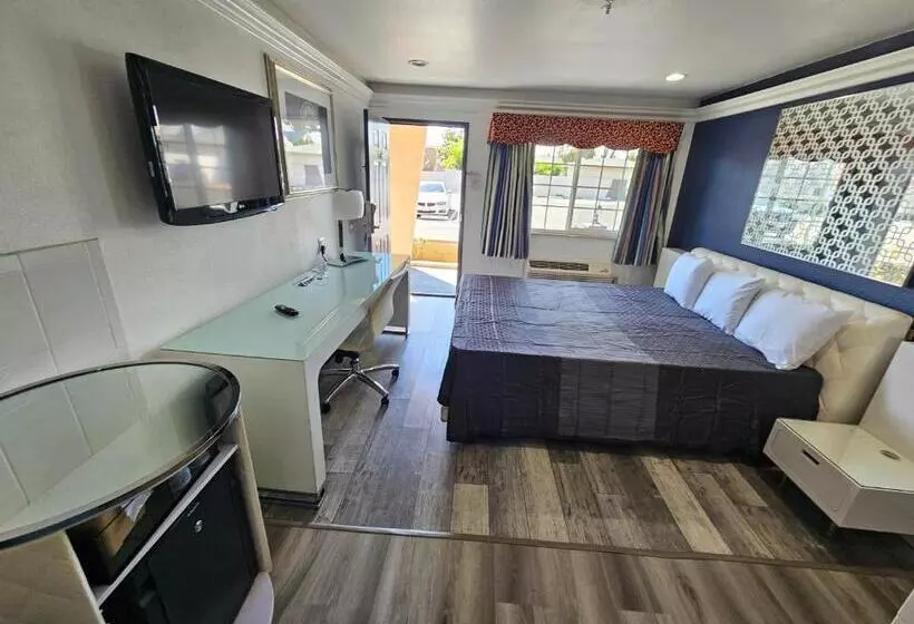 اتاق اجرایی با تخت بزرگ, Flamingo Inn