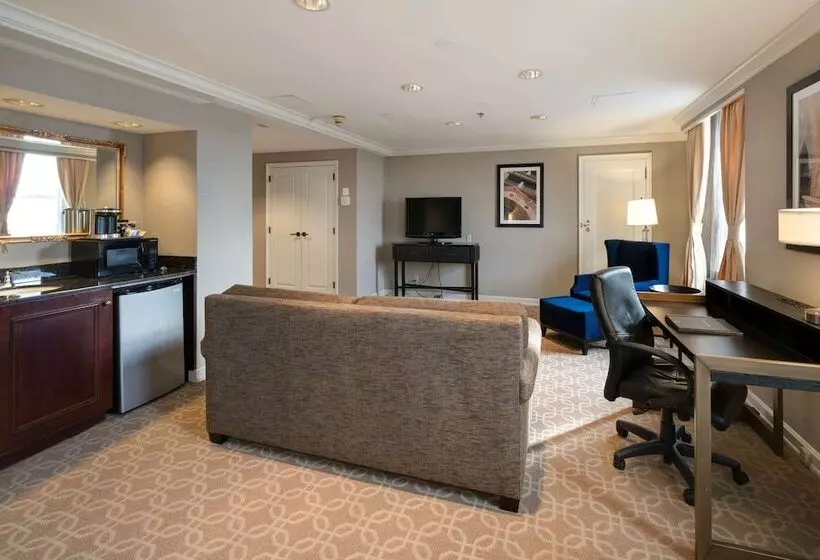 سوییت جونیور, Hilton Milwaukee