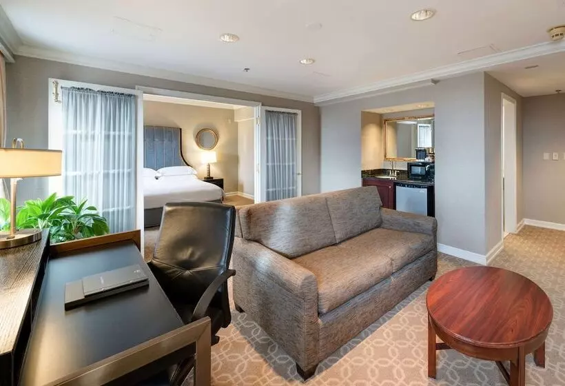 سوییت جونیور, Hilton Milwaukee