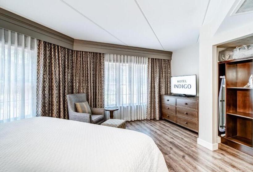 מיטת קינג בסוויטה, Indigo Atlanta Vinings, An Ihg
