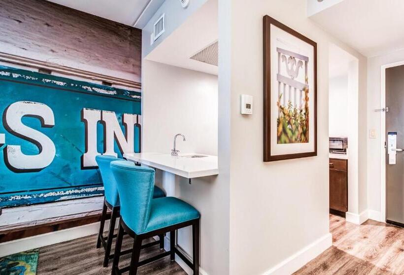 מיטת קינג בסוויטה, Indigo Atlanta Vinings, An Ihg