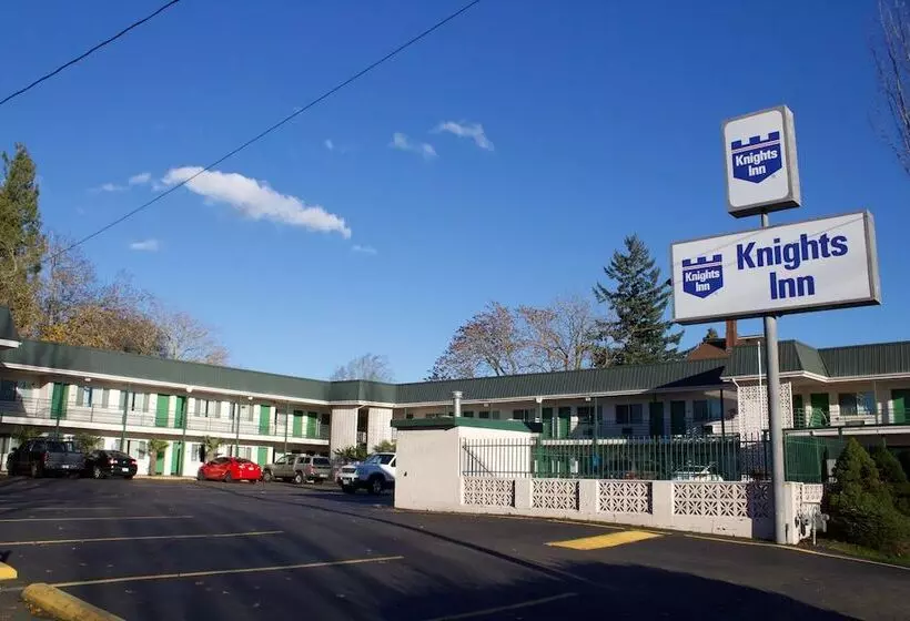 اتاق استاندارد با 2 تخت دوبل, Knights Inn Salem