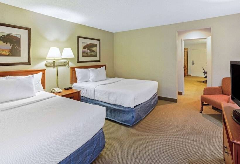 발코니가 있는 스위트, La Quinta By Wyndham Appleton College Avenue