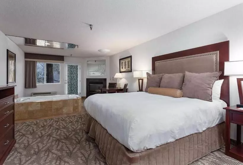 Deluxe Suite King Bed, Shilo Inn Suites Hotel   Bend