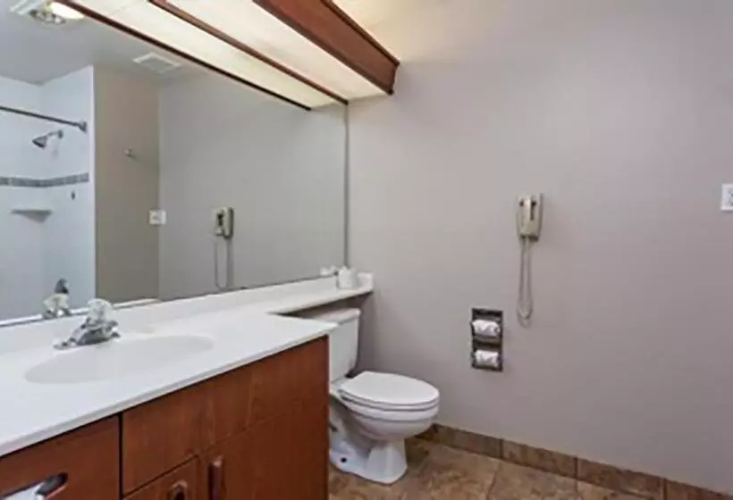 Deluxe Suite King Bed, Shilo Inn Suites Hotel   Bend