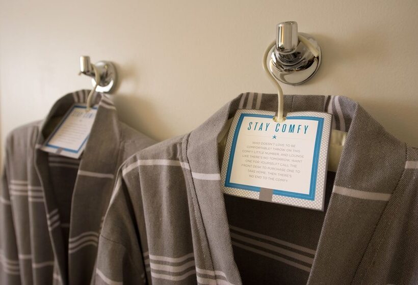 اتاق لوکس با چشم‌انداز استخر, The Gates Hotel Key West