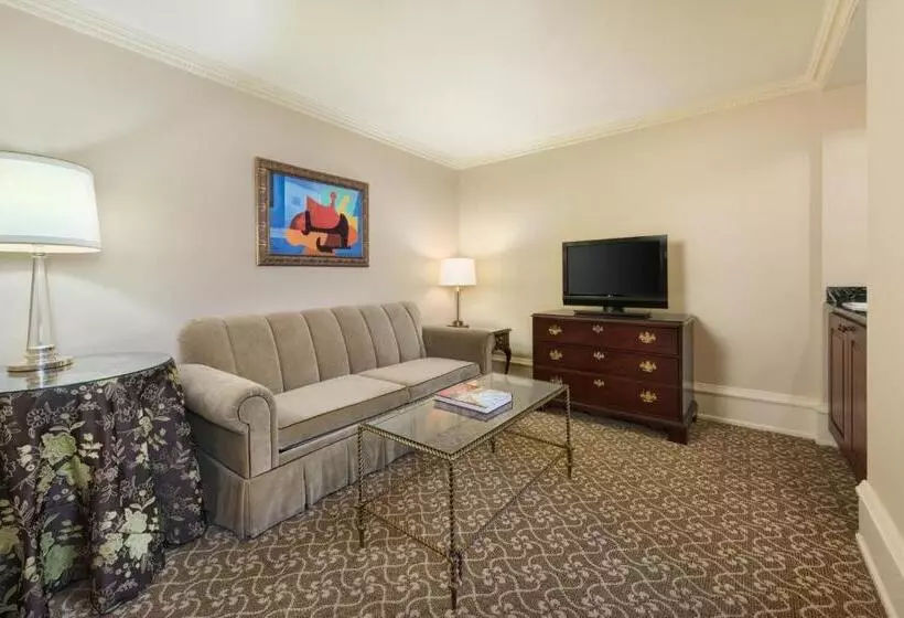 سوئیت با تخت بزرگ, The Pfister