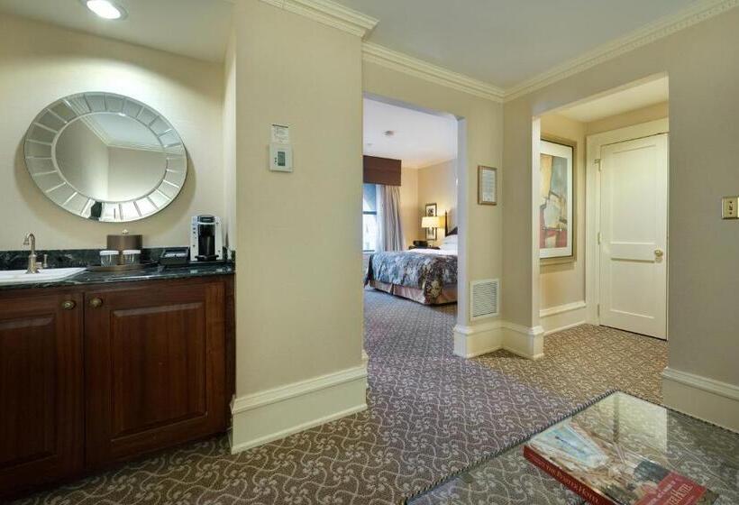 מיטת קינג בסוויטה, The Pfister