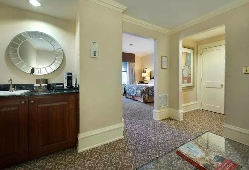 سوئیت با تخت بزرگ, The Pfister