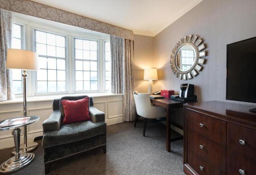 חדר דחוקס עם מיטת קינג, The Pfister