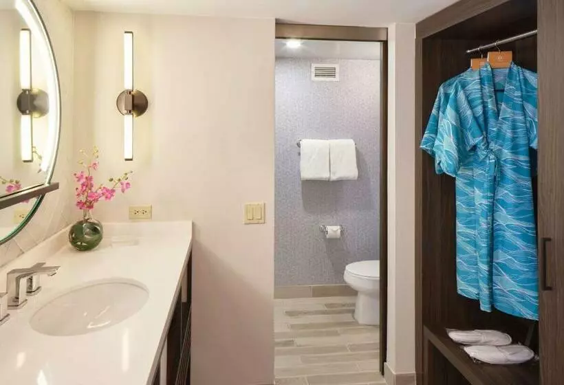 اتاق استاندارد با تخت بزرگ برای معلولان, Outrigger Waikiki Beachcomber