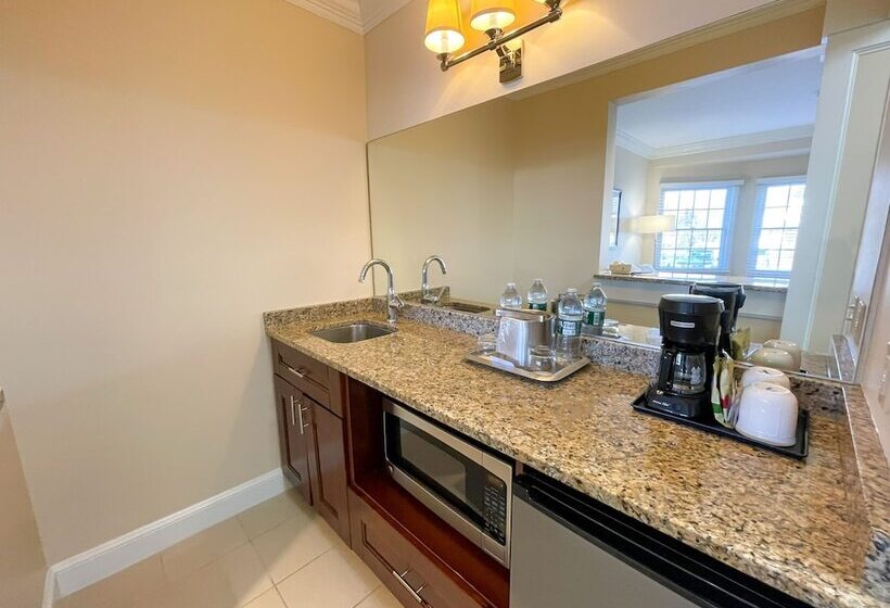 جناح جونيور, Water's Edge Resort & Spa